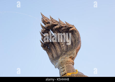 Chefs du roi de naga crache de l'eau à Nakhon Phanom en Thaïlande. Banque D'Images