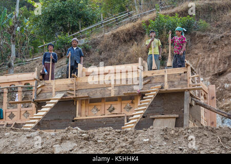 Construction maison dans l'ouest de Punakha, Bhoutan, en utilisant les méthodes de construction traditionnelle maison bhoutanaise. Banque D'Images