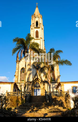 Vue avant du sanctuaire Caraca panorama'église néo-gothique au crépuscule, bâtiment principal, Minas Gerais, Brésil. Banque D'Images