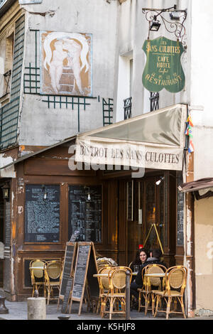 Les personnes mangeant à l'extérieur de la résidence les sans-culottes restaurant sur la rue de Lappe dans le 11ème, Paris Banque D'Images