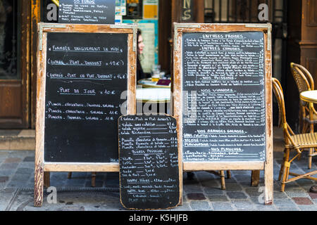Menus et les gens de manger à l'extérieur de la résidence les sans-culottes restaurant sur la rue de Lappe dans le 11ème, Paris Banque D'Images