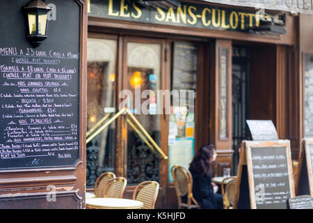Paris, France - 2 mars 2016 : les gens de manger à l'extérieur de la résidence les sans-culottes restaurant sur la rue de Lappe dans le 11ème, Paris Banque D'Images