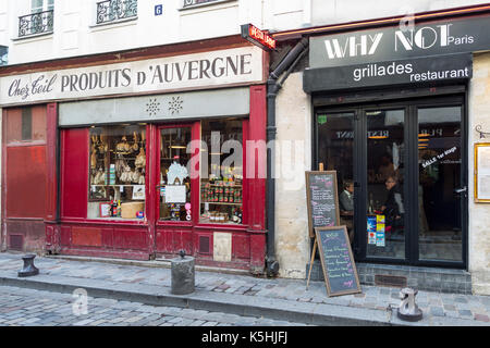 Produits d'Auvergne et restaurants de la rue de Lappe dans le quartier Quinze-Vingts de Paris Banque D'Images