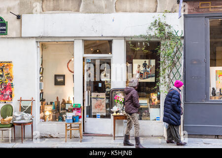 Les acheteurs à l'extérieur deux antique shop sur rue Charlemagne dans le village saint-paul, Paris Banque D'Images