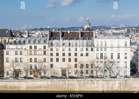 Vue de l'appartement des bâtiments sur l'Île Saint-Louis depuis le toit de l'Institut du Monde Arabe par le pont de Sully à Paris Banque D'Images