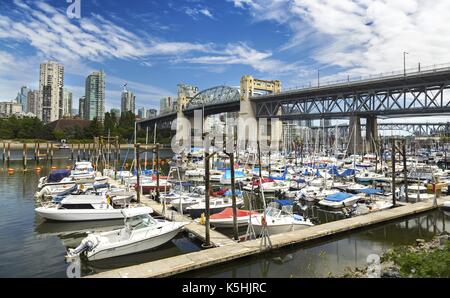 Vue de pont de la rue Burrard et yachts à Vanier Park marina de False Creek seawall près de Kitsilano Vancouver British Columbia canada Banque D'Images