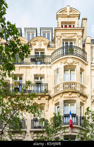 Un élégant immeuble haussmannien avec drapeau français, près de la tour Eiffel dans le 7ème arrondissement de paris Banque D'Images