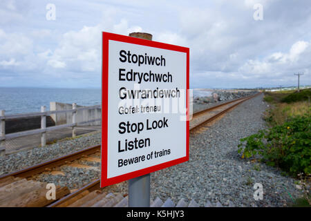 Arrêter de regarder écouter panneau d'avertissement sur la ligne de côte du cambrien au Pays de Galles, Royaume-Uni Banque D'Images