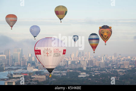 Montgolfières survolant Londres pendant le maire de Ricoh 2017&otilde;s hot air balloon regatta, qui comporte plus de 30 ballons le lancement d'un vol au dessus de l'aéroport de London city de Londres dans le cadre de l'aéroport fête le 30ème anniversaire Banque D'Images