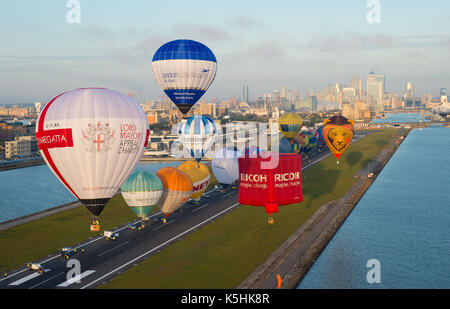 Lancement du ballon à air chaud de l'aéroport de London City, au début de la 2017 maire ricoh's hot air balloon course qui dispose de plus de 30 montgolfières survolant Londres à partir de l'aéroport de London City dans le cadre de l'aéroport fête le 30ème anniversaire Banque D'Images