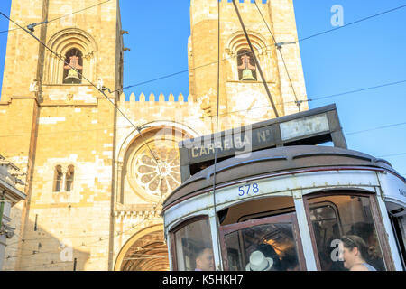 Le tram 28 et cathédrale se Banque D'Images