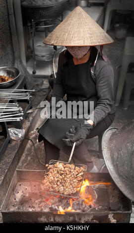 Street food, lanières de porc grillé, Hanoi, Vietnam Banque D'Images