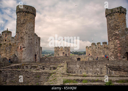 Château de Conwy est un château médiéval construit par Édouard i à la fin du 13e siècle. Elle fait partie d'une ville fortifiée de Conwy et occupe un point stratégique o Banque D'Images