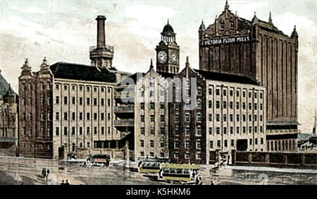 1909 - Victoria Mills -grandes minoteries, dans la ville de 'grande' Grimsby, Lincolnshire, Angleterre - Construit 1899, prorogé 1906 - Architecte Sir W.A. Gelder - La photo montre la cheminée démolie et tour de l'horloge Banque D'Images