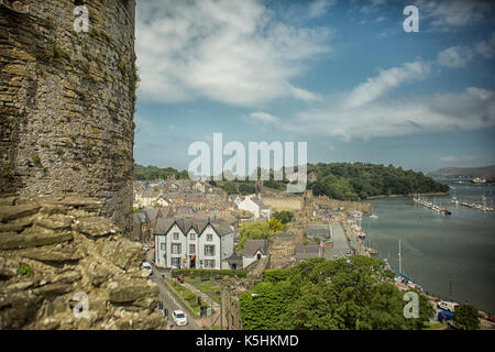 Ville de Llandudno au Pays de Galles avec vue sur la mer et les bateaux à voile Banque D'Images