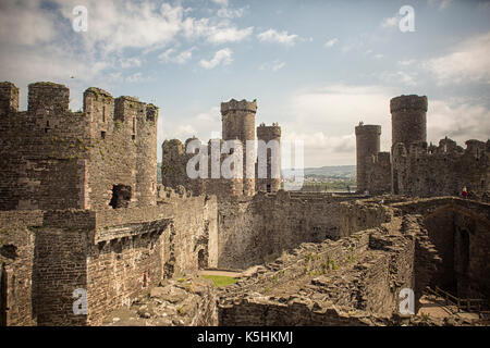 Château de Conwy est un château médiéval construit par Édouard i à la fin du 13e siècle. Elle fait partie d'une ville fortifiée de Conwy et occupe un point stratégique o Banque D'Images