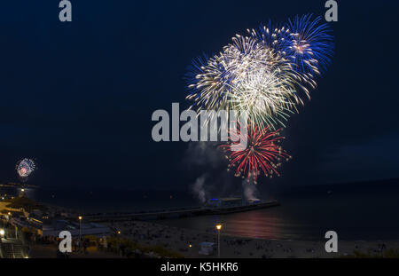 D'artifice vendredi soir le coup d'envoi avec double affichage à la fois de Bournemouth et boscombe Piers en 2014 mettant en vedette : atmosphère où : Bournemouth, Royaume-Uni Quand : 11 juillet 2014 source : wenn.com Banque D'Images