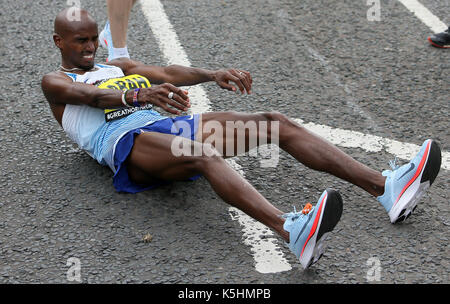 La société britannique mo farah sur le sol après avoir remporté la course élite hommes au cours de la Great North Run à Newcastle. Banque D'Images