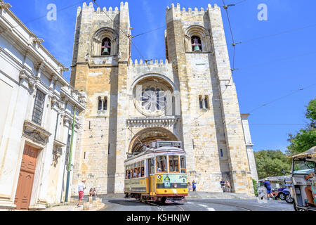 Le tram 28 et la cathédrale de Lisbonne Banque D'Images