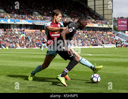 James du burnley tarkowski (à gauche) et Crystal Palace's christian benteke bataille pour la balle au cours de la Premier League match à turf moor, Burnley. Banque D'Images