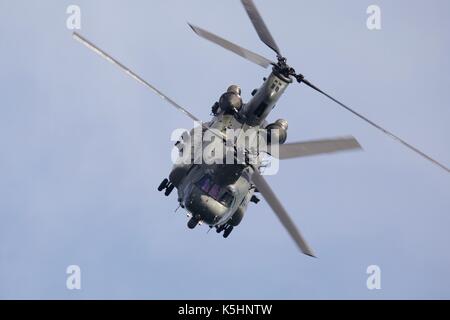 Boeing Chinook HC4 du 27 e Escadron de la RAF Odiham démontrant son impressionnante à Bournemouth manœuvres aériennes Air Festival Banque D'Images