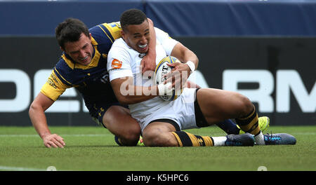 Des guêpes Marcus Watson marque l'ouverture d'essayer le jeu sous la pression de Worcester Warriors jonny arr au cours de l'Aviva premiership match au Sixways Stadium, Worcester. Banque D'Images