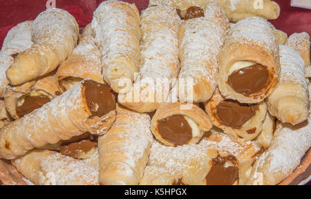 Les rouleaux de pâte avec de la crème sur fond blanc et crème avec des rouleaux de bouffée bouillir le lait condensé Banque D'Images