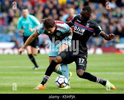 James du burnley tarkowski et Crystal Palace's christian benteke bataille pour la balle au cours de la Premier League match à turf moor, Burnley. press association. photo photo date : dimanche 10 septembre, 2017. voir l'activité de soccer histoire burnley. crédit photo doit se lire : martin rickett/pa wire. restrictions : editorial n'utilisez que pas d'utilisation non autorisée avec l'audio, vidéo, données, listes de luminaire, club ou la Ligue de logos ou services 'live'. en ligne de-match utilisation limitée à 75 images, aucune émulation. aucune utilisation de pari, de jeux ou d'un club ou la ligue/dvd publications. Banque D'Images