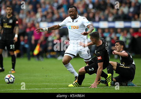 Swansea City's Jordan Ayew (centre) et du Newcastle United ciaran clark (deuxième à droite) bataille pour la balle durant le premier match de championnat au Liberty Stadium, Swansea. press association. photo photo date : dimanche 10 septembre, 2017. voir l'activité de soccer histoire de Swansea. crédit photo doit se lire : Nick Potts/pa wire. restrictions : editorial n'utilisez que pas d'utilisation non autorisée avec l'audio, vidéo, données, listes de luminaire, club ou la Ligue de logos ou services 'live'. en ligne de-match utilisation limitée à 75 images, aucune émulation. aucune utilisation de pari, de jeux ou d'un club ou la ligue/dvd publications. Banque D'Images