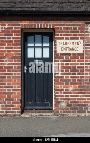 Porte arrière pour un vieux bâtiment pub affichant un panneau indiquant l'entrée de métier ; Heacham, Norfolk, UK Banque D'Images