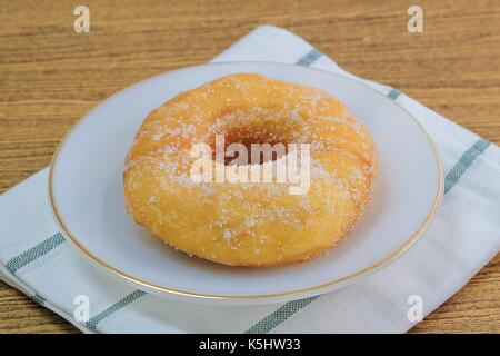 L'alimentation et de la boulangerie, de délicieux beignets sucrés avec du sucre garniture sur un plat. Banque D'Images