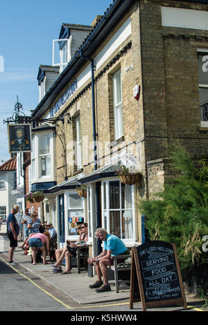 Southwold Angleterre Amiral Lord Nelson Pub bar pancartes pour touristes assis assis bâtiment nourriture tableau craie local briques courtes fenêtres Banque D'Images