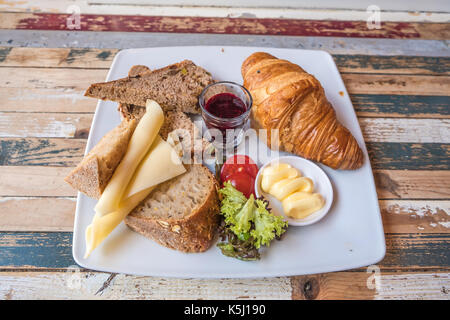 Petit déjeuner avec confiture et fromage beurre croissant Photo Stock -  Alamy