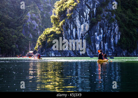 Kayak entre grottes et lagon dans la baie d'Ha Long, site du patrimoine mondial de l'UNESCO, au vietnam Banque D'Images