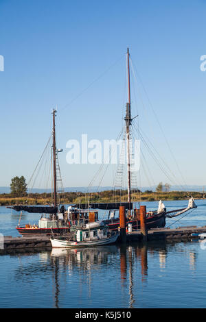 Lits 1 mâts ketch et un petit bateau de pêche japonais à quai à Steveston Banque D'Images