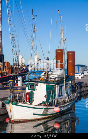 Bateau de pêche japonais amarré à un ponton flottant à Steveston, près de Vancouver Banque D'Images