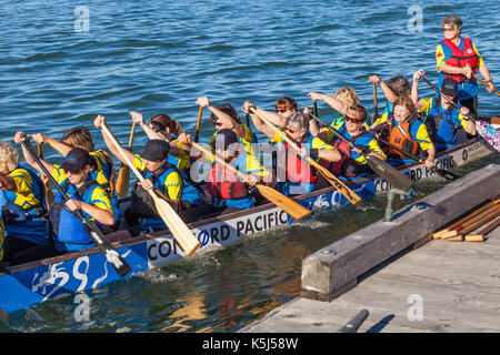 Bateau Dragon avec une équipe de femmes de la ligne de départ de leur race Banque D'Images