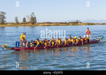 Dragon Boat retour à la station d'après une course Banque D'Images