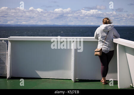 Une femme vérifie son téléphone à bord de la "Confédération" des traversiers Northumberland Ferry limitée car elle traverse le détroit de Northumberland entre l'île ( Banque D'Images