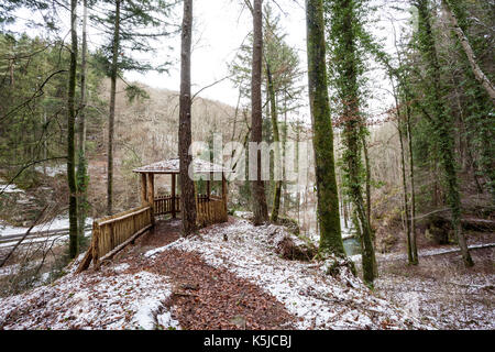 Maison en bois dans la petite suisse luxembourgeoise whit blanc neige Banque D'Images