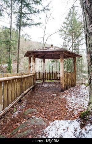 Maison en bois dans la petite suisse luxembourgeoise whit blanc neige Banque D'Images