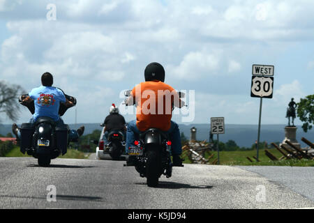 Les motards sur la Lincoln Highway Route 30 pass monuments bataille pendant la Bike Week, Gettysburg, Adams County, California, USA Banque D'Images