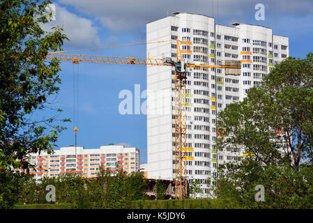 Construction de maisons près de Park à Moscou, Russie Banque D'Images