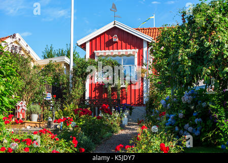 Karlskrona, Suède - août 28, 2017 : Voyage de documentaire environs. attribution traditionnelle rouge et blanc cabine avec jardin devant. nice sw Banque D'Images