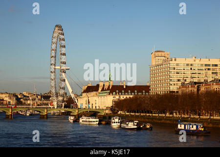 London Eye / Millennium Wheel, County Hall Et St Thomas'S Hospital, South Bank, Londres, Angleterre Banque D'Images