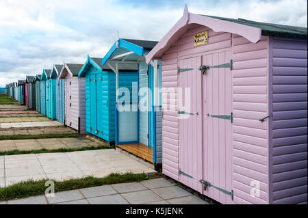 Cabines de plage sur le front de mer dans l'Essex, UK brightlingsea Banque D'Images