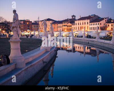 Padoue, Italie - le 21 janvier 2017 : canal sur square Prato della Valle à Padoue ville. elliptical square est à 90 000 mètres carrés - c'est le plus grand squa Banque D'Images