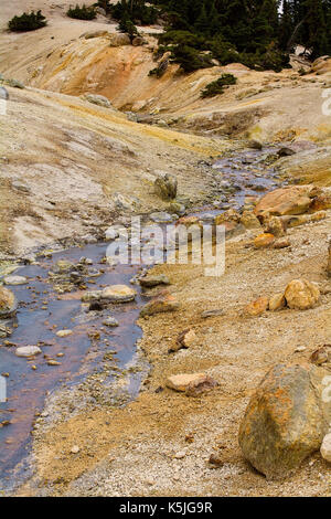 Bumpass Hell Creek dans le parc national volcanique de Lassen,. c'est la plus grande zone hydrothermale dans le parc, et la zone principale de remontées de vapeur de las Banque D'Images