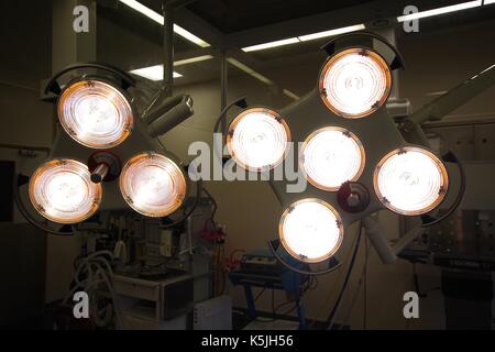 Feux chirurgicale dans un hôpital britannique moderne d'opération. UK, 2017. Banque D'Images