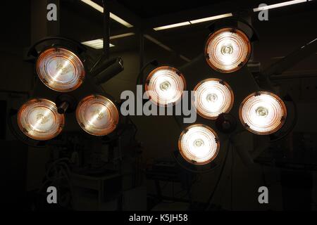 Feux chirurgicale dans un hôpital britannique moderne d'opération. UK, 2017. Banque D'Images